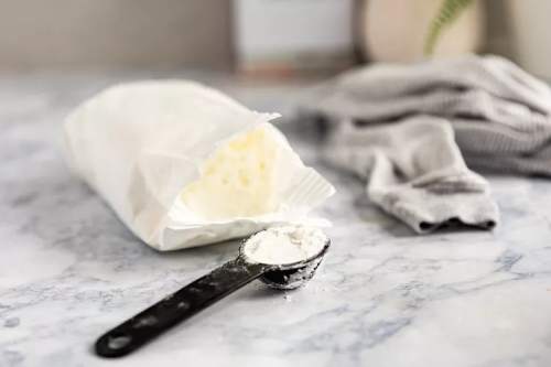 Bột talc, bột ngô hoặc phấn